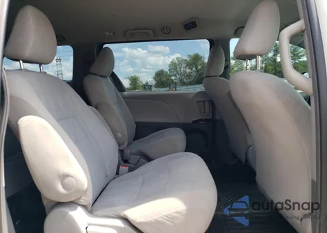 2017 Toyota Sienna z USA, uszkodzony, nr VIN 5TDZZ3DC9HS884046